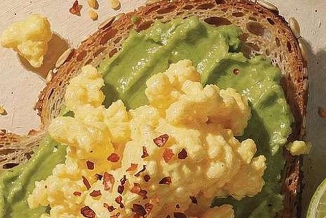 Tostada con aguacate y huevo revuelto