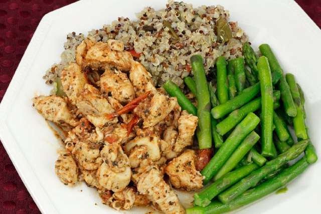 Pollo al limón con quinoa y espárragos