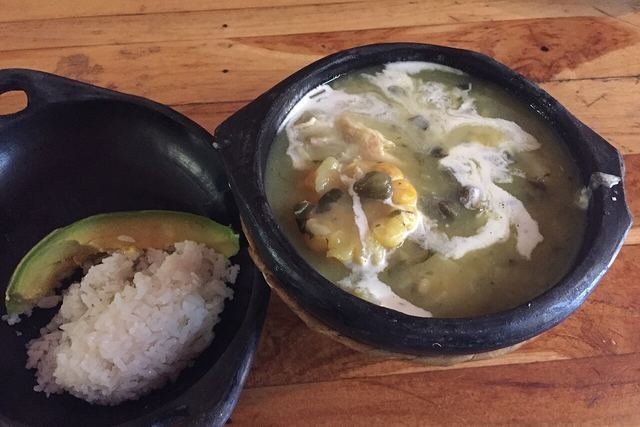 Ajiaco santafereño aligerado, una de las recetas del recetario