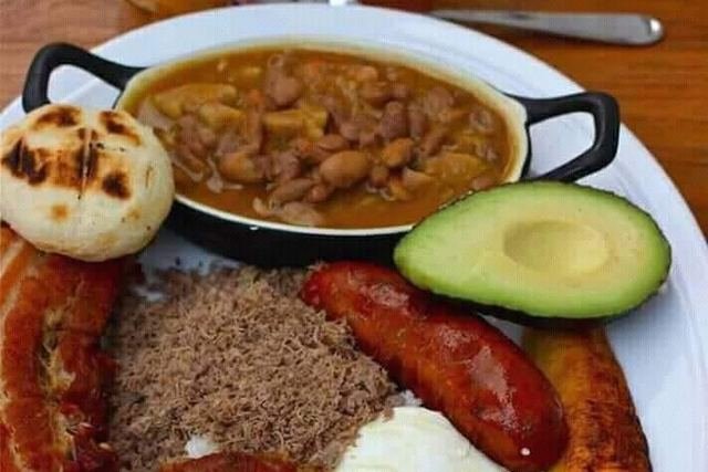 Bandeja paisa en porción real